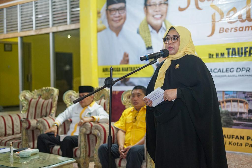 Ketua DPD II Golkar Parepare, Erna Rasyid Taufan (ERAT) menggelar Ramadan Peduli