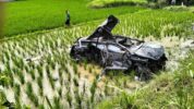 Kondisi Mobil Usai Tertabrak Kereta Terseret hingga 30 Meter Sampai Terjatuh Ke Sawah di Deli Serdang