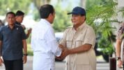 prabowo memberikan ucapan selamat ulang tahun secara langsung kepada jokowi di bandara halim perdana kusuma jumat 216 sore 169