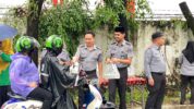 Rutan Makassar Bagikan Takjil untuk Pengendara di Tengah Hujan