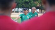 Shin Tae-yong Bersama Nova Arianto Saat Memimpin Latihan Timnas Indonesia
