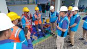 General Manager PLN UID Sulselrabar, Edyansyah Tengah Mengecek Kesiapan Peralatan Petugas PLN