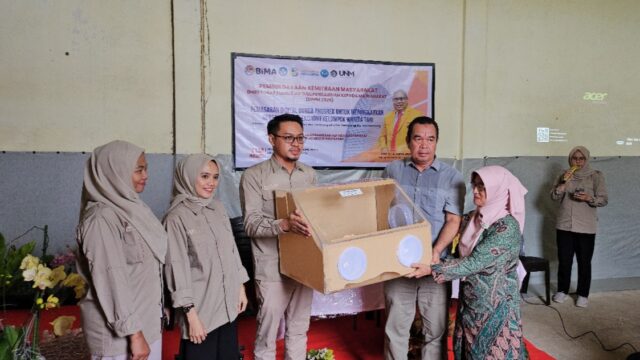 Pengabdian Masyarakat UNM Dorong Pemasaran Digital Anggrek untuk Kelompok Wanita Tani di BantaengPengabdian Masyarakat UNM Dorong Pemasaran Digital Anggrek untuk Kelompok Wanita Tani di Bantaeng