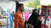 Gubernur Sulawesi Selatan, Andi Sudirman Sulaiman, Beserta Ketua TP PKK Provinsi Sulawesi Selatan, Naoemi Octarina Tengah Berkunjung ke booth UMKM Binaan PLN UID Sulselrabar.