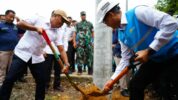 Menteri Energi dan Sumber Daya Mineral, Bahlil Lahadalia (kiri) bersama Direktur Utama PLN, Darmawan Prasodjo (kanan) secara simbolis melakukan penimbunan tanah di lokasi penanaman tiang listrik pertama di Desa Bandar Jaya, Musi Banyuasin, Sumatera Selatan pada Kamis (16/10). Jaringan listrik ini nantinya akan menyalurkan listrik ke Dusun 4 Sungai Putih, Desa Bandar Jaya yang merupakan salah satu dari 1.285 lokasi Program Listrik Desa Anggaran Belanja Tambahan Tahun 2025.