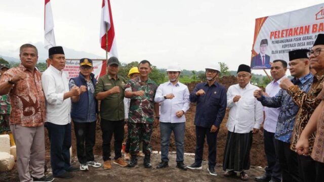 Mendes Yandri Saat Peletakan Batu Pertama Pembangunan Koperasi Desa Merah Putih di Desa Kembang Belor, Kabupaten Mojokerto, Minggu (21/12/2025).