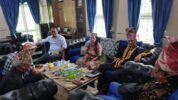 Tokoh Adat Rampi Saat Bertemu Wakil Ketua DPRD Luwu Utara Karemuddin di Ruang Kerjanya