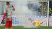 Kiper Cremonese, Emil Audero Saat Terjatuh Usai Kena Lemparan Flare
